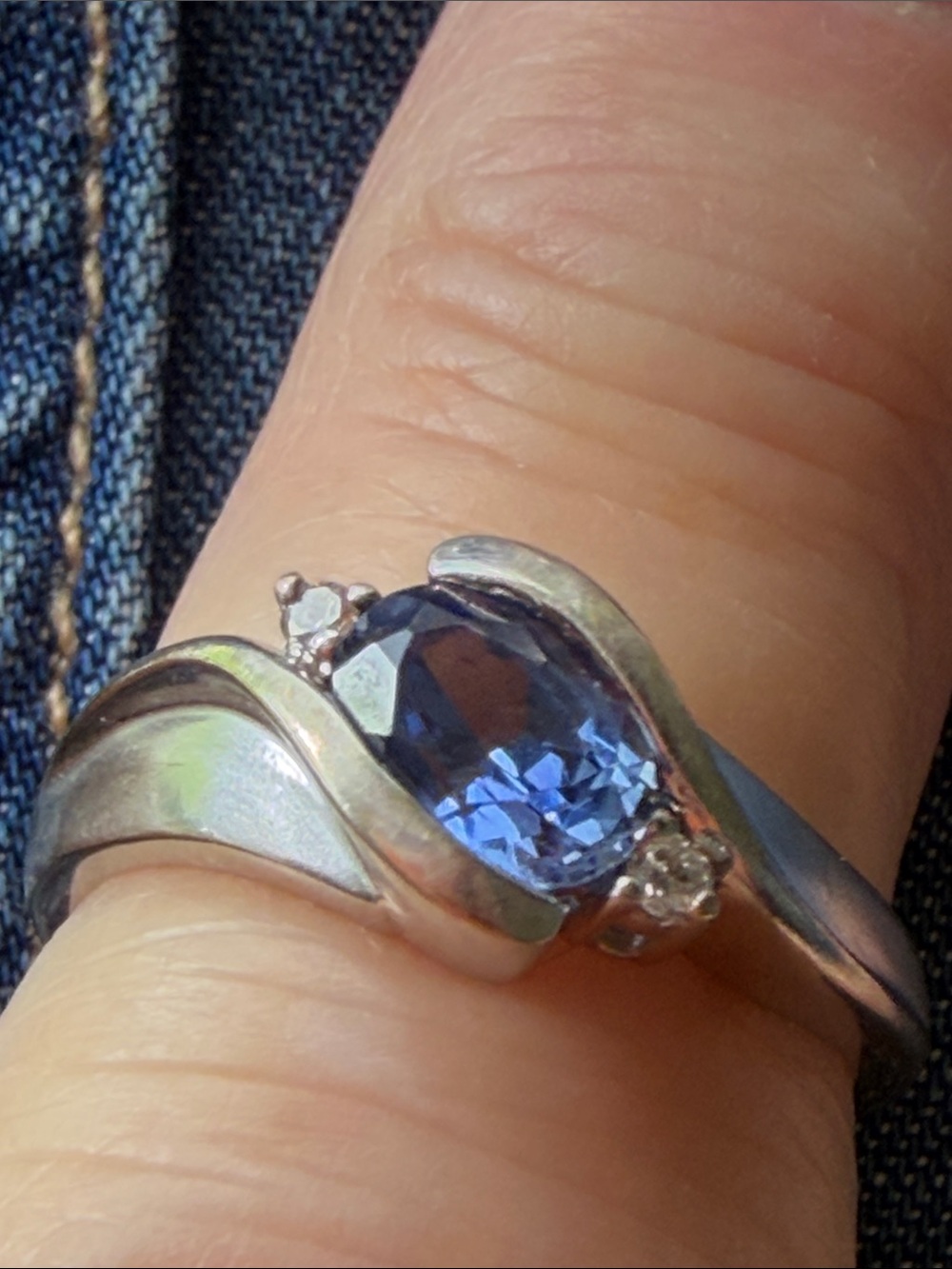 10 KT WHITE GOLD SAPPHIRE AND DIAMOND RING